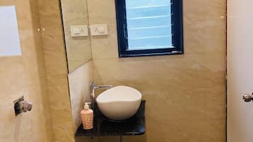 Ducha, artículos de tocador gratuitos, toallas, jabón