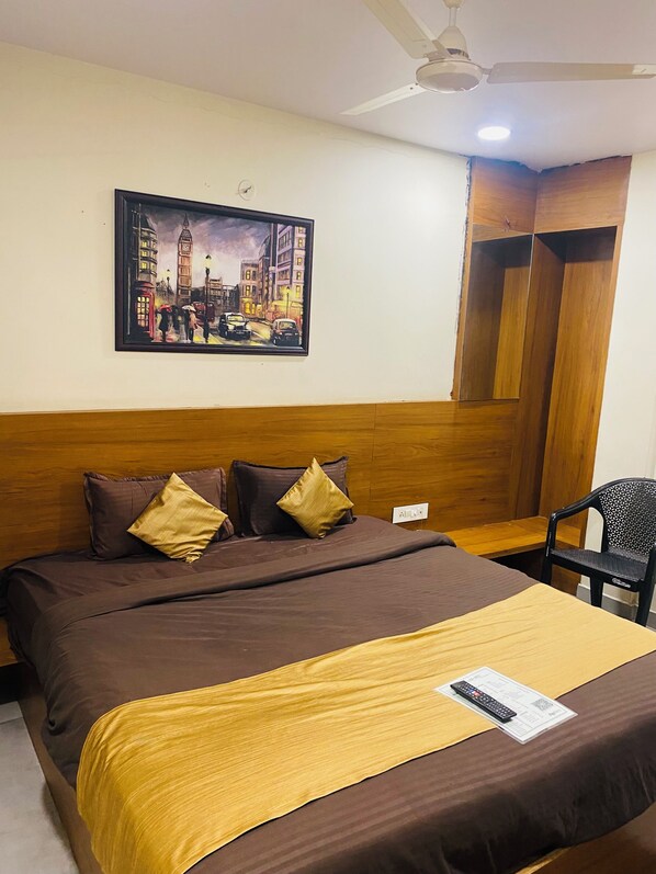 Standard Double Room | Meja, ruang kerja komputer riba, Wi-fi percuma 