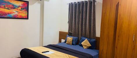 Standaard tweepersoonskamer | Een bureau, een laptopwerkplek, gratis wifi