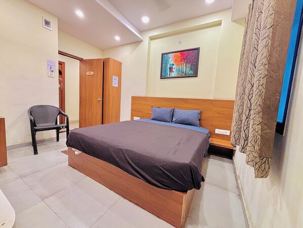 Escritorio, espacio para trabajar con laptop y wifi gratis 