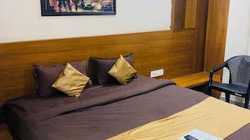 Escritorio, espacio para trabajar con laptop y wifi gratis