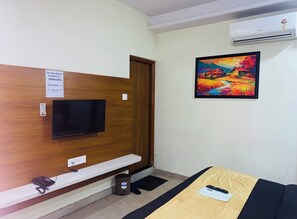 Standard Double Room | In-room dining