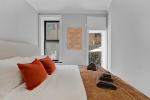 2 bedrooms, desk, iron/ironing board, WiFi