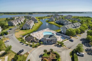 Um bairro residencial com casas, uma piscina e um lago.