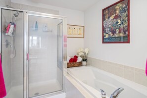 Casa de ciudad, varias camas, patio (Whale of a Time) | Baño | Tina profunda, secadora de cabello, toallas