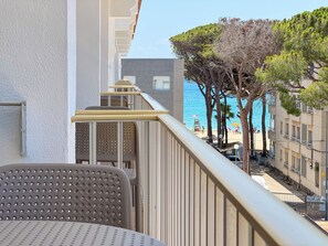 Firemannsrom – standard, balkong, bakgårdsutsikt | Safe på rommet, blendingsgardiner, wi-fi (inkludert) og sengetøy