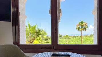 Panorama suite, balkon, uitzicht op tuin | Een kluis op de kamer, verduisterende gordijnen, gratis wifi, beddengoed