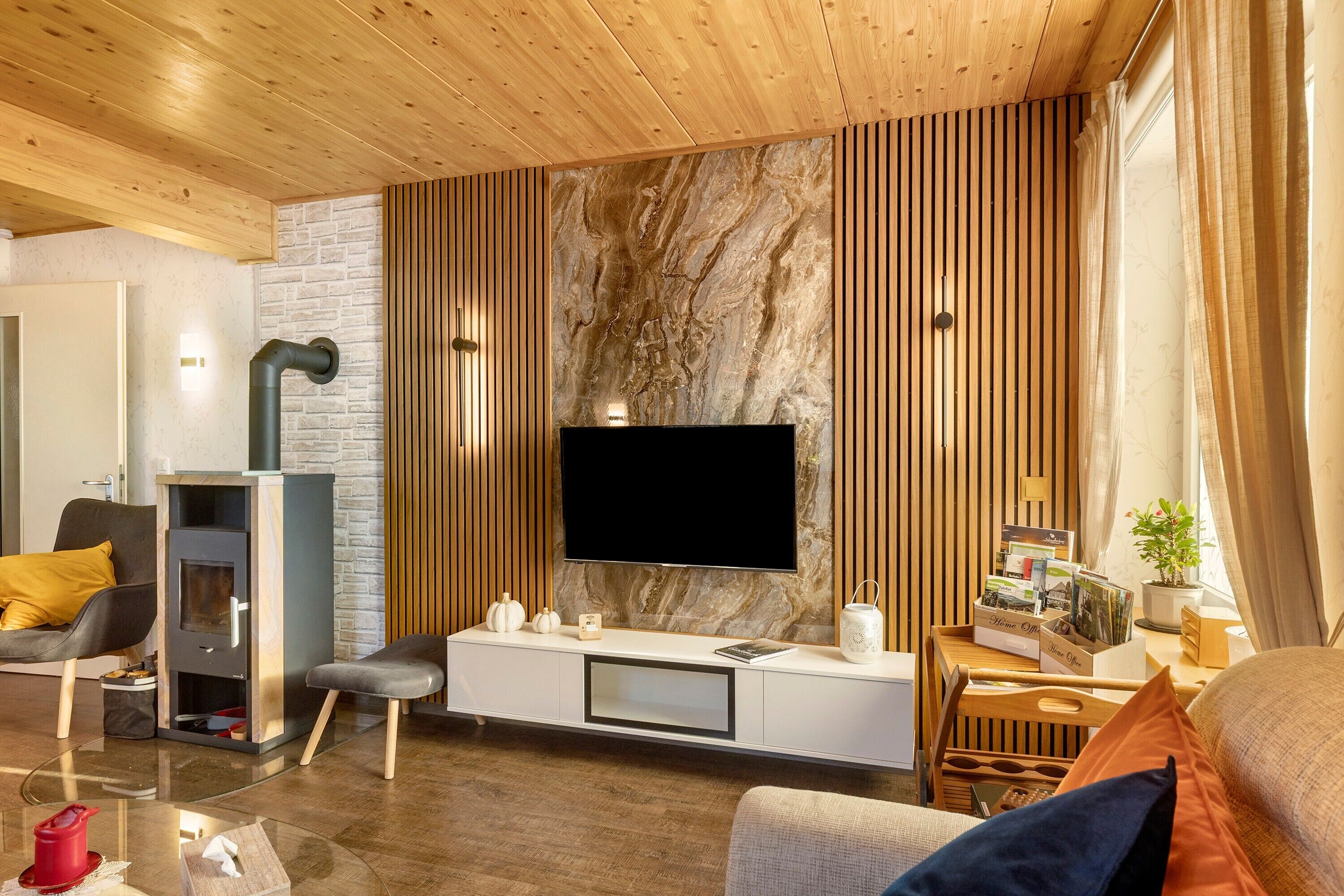 Televisión y chimenea 