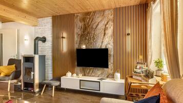 Televisión y chimenea