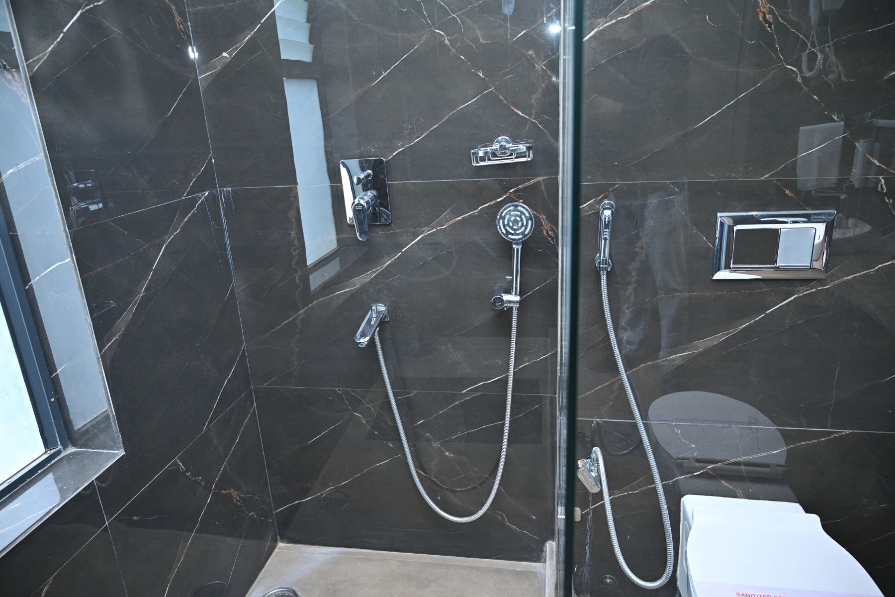 Ducha, secador de pelo, toallas, jabón