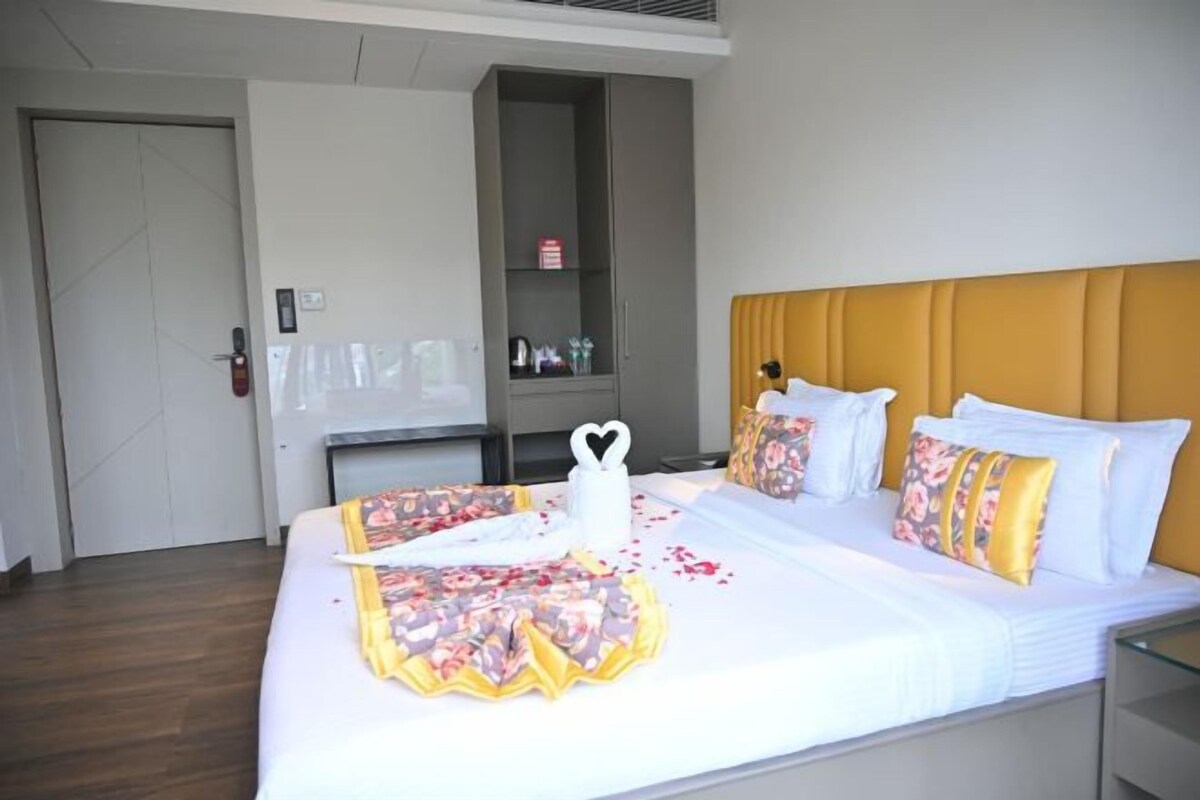 Ein Hotelzimmer mit einem Bett, einem Kleiderschrank und einem kleinen Tisch.
