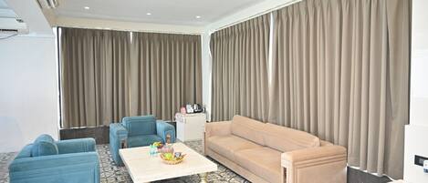 Presidential-Suite | Wohnbereich | 24-Zoll-LED-Fernseher mit Kabelempfang
