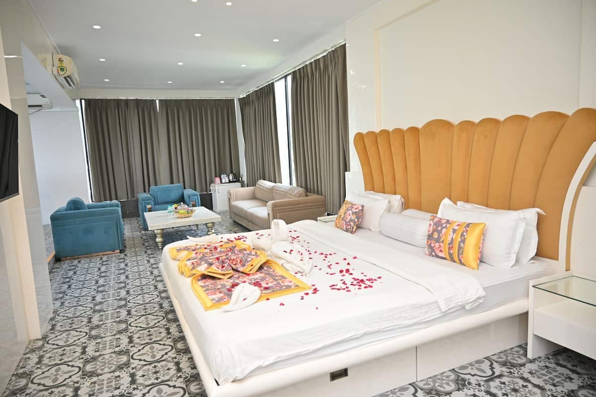 Presidential Suite | Bathroom | Shower, hair dryer, towels, soap