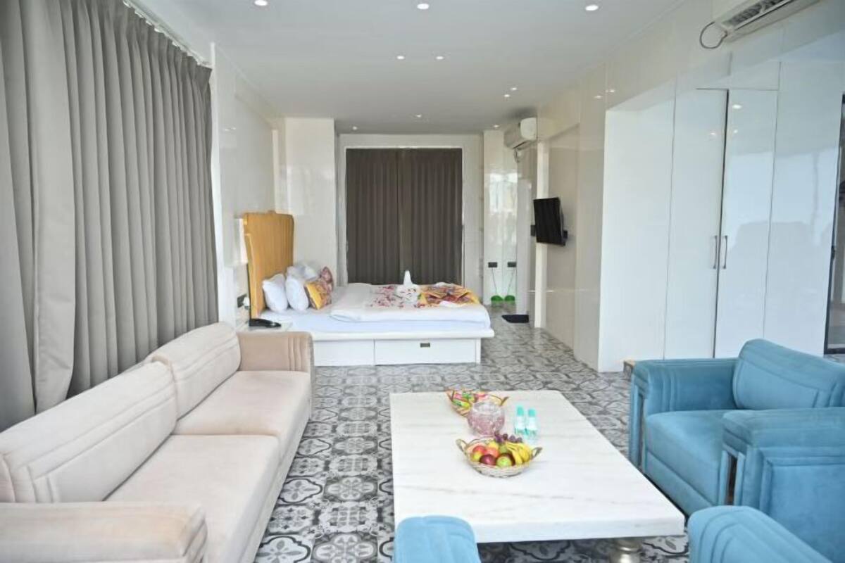 In-room safe, free WiFi