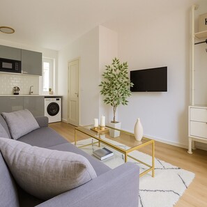 Studio - utsikt mot staden | Vardagsrum | 80-centimeters smart-tv med digitalkanaler