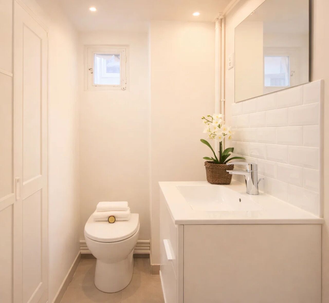 Estudi, vistes a la ciutat | Bany