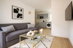 Studio, City View | Ruang tamu | 80 cm sebuah televisyen pintar dengan digital 