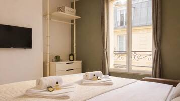 Estudio, vistas a la ciudad | Zona de estar | Smart TV de 80 cm con canales digitales