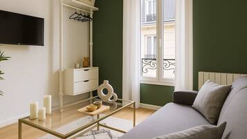 Studiolejlighed - byudsigt | Opholdsområde | 80-centimeters smart-tv med digitale kanaler