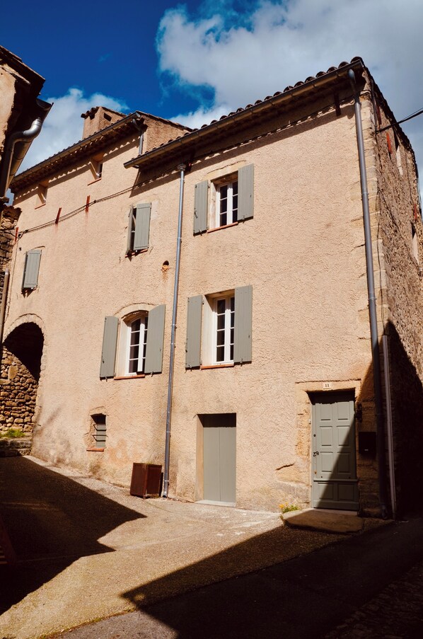 Exterior - Ancienne maison dans un village perché (Viens)