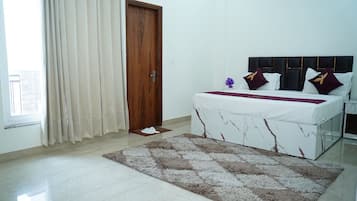Deluxe Room | Desk, laptop workspace, free WiFi