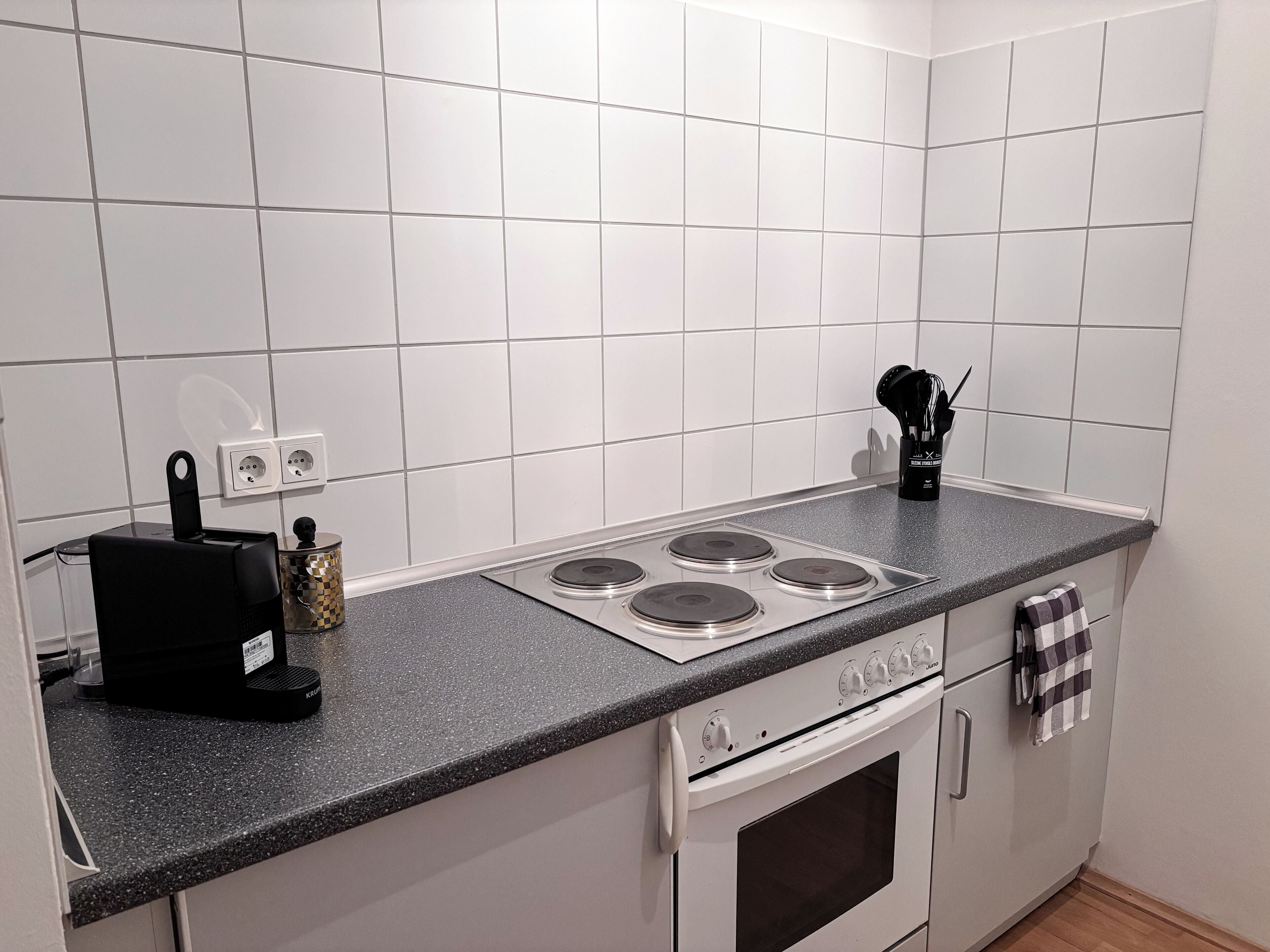 Fridge, oven, stovetop, coffee/tea maker