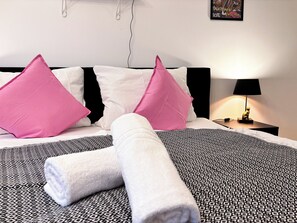 2 habitaciones, tabla de planchar con plancha y cuna de viaje 