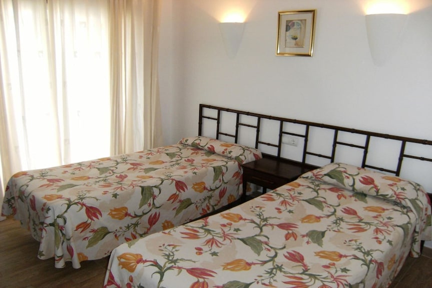 Apartment For 5 People With Garden - Pals