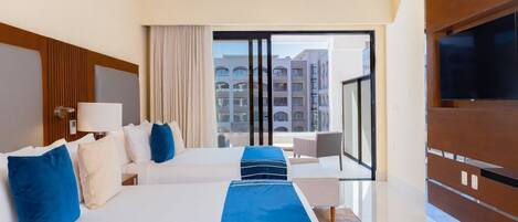 Tabla de planchar con plancha y ropa de cama