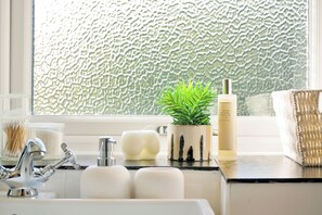 Asciugacapelli, asciugamani, sapone, carta igienica