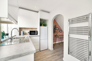 Private kitchen - 2BR Comfort Stay | Kitchen, Lounge & Sleeps 4 (Aylesbury)