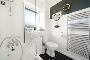 Hair dryer, towels, soap, toilet paper - 2BR Comfort Stay | Kitchen, Lounge & Sleeps 4 (Aylesbury)