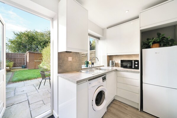 Private kitchen - 2BR Comfort Stay | Kitchen, Lounge & Sleeps 4 (Aylesbury)