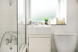 Hair dryer, towels, soap, toilet paper - 2BR Comfort Stay | Kitchen, Lounge & Sleeps 4 (Aylesbury)