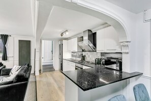 Réfrigérateur, four à micro-ondes, un four, surface de cuisson