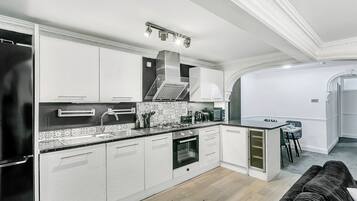 Kühlschrank, Mikrowelle, Ofen, Herdplatte
