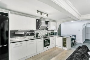 Geladeira, micro-ondas, fogão, cooktop