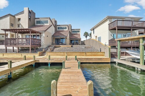 Spectacular Waterfront! 2 Bedroom with Pool & Gym