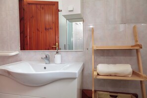 Hair dryer, towels, soap, toilet paper - "Vacation Home in Budoni Limpiddu: A Few Steps from the Sea, Perfect for Families" (Limpiddu)