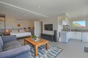 6 bedrooms, iron/ironing board, WiFi, bed sheets