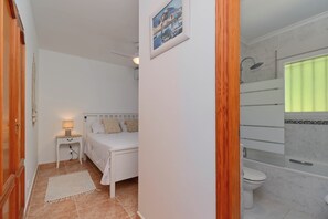 Shower, hair dryer, towels, toilet paper - Villa Arenja, for 12 persons in La Sella (La Sella)