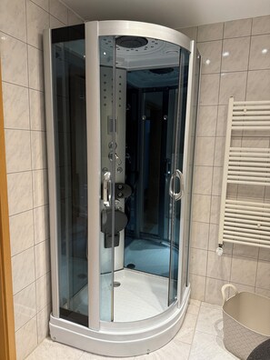 Dusche, Haartrockner, Handtücher, Seife