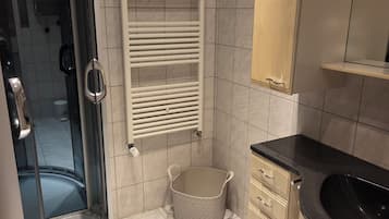 Douche, sĂšche-cheveux, serviettes fournies, savon