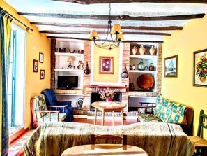 Televisión y chimenea 