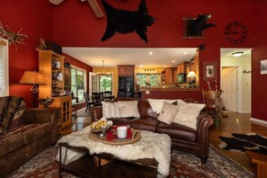 Een televisie, een open haard, een dvd-speler en een tafeltennistafel