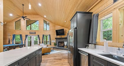 Prized Gem - Spa-like Retreat in the Heart of Nature!