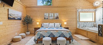 Prized Gem - Spa-like Retreat in the Heart of Nature!