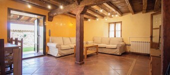 Holiday Home 'La Casa Del Médico' with Mountain Views, Private Pool and Wi-Fi