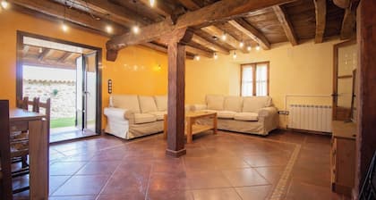 Casa de vacaciones 'La Casa Del Médico' con vistas a la montaña, piscina privada y Wi-Fi