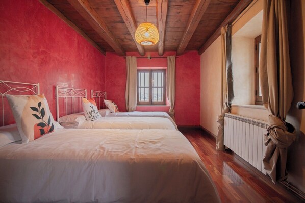 6 bedrooms, iron/ironing board, WiFi, bed sheets - Holiday Home 'La Casa Del Médico' with Mountain Views, Private Pool and Wi-Fi (Cerezo de Abajo)